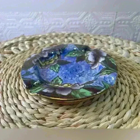 Maling English Newcastle Ashtray with Gold Accents on Lavender  Colour Flowers - Picture 2 of 5